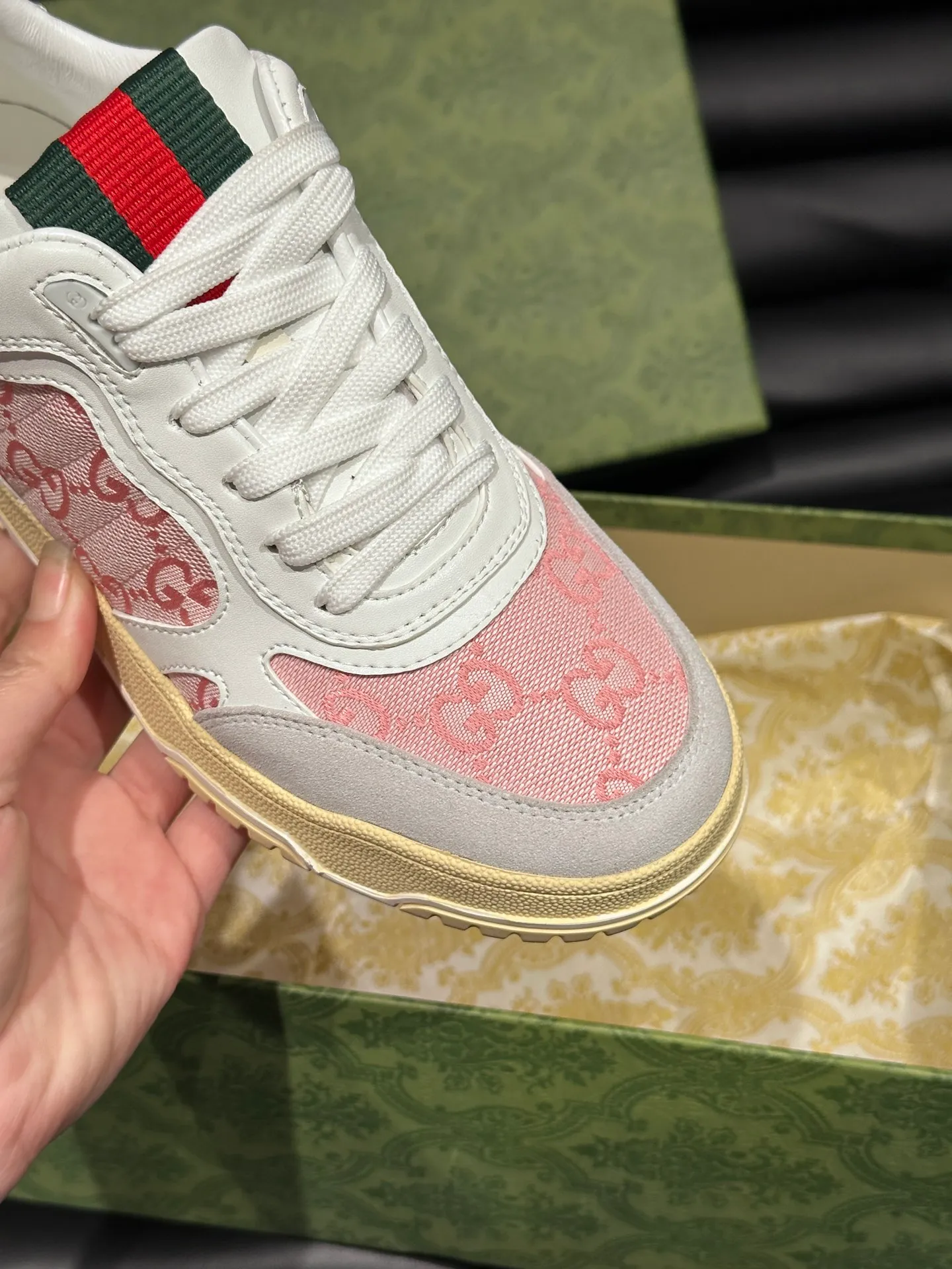 p480 Men's Men's Shoes Gucc*Gucci Re-Web series👫Couple's webbed leather sneakers, as the first sneakers created by Sabato De Sarno for Gucci, the Re-Web series reinterprets the brand's classic stripes, and sets off the modern silhouette design with bold and unique details. This shoe is crafted from iconic classic GG canvas and white leather. This new sneaker is ingeniously decorated with many of the brand's classic details, and is equipped with a bright red and green webbing tongue, which will make people fall in love at first sight. Yuan Size: Female 35-40 Male 39-44 (can be customized to 45, 46